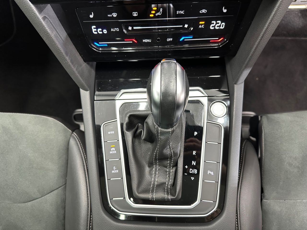 2025 VOLKSWAGEN ARTEON 1.4 TSI 13kWh R-Line Fastback 5dr Petrol Plug-in Hybrid DSG Euro 6 (s/s) (2 - vehicle photo 20 for sale on PureCar