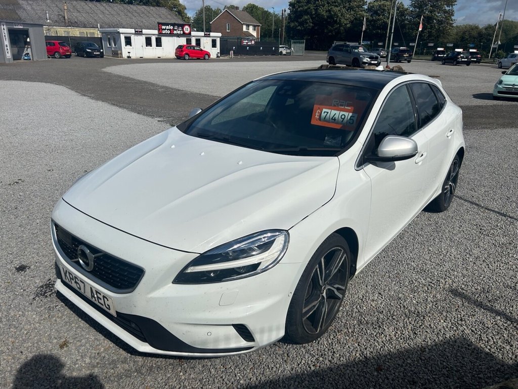 White 2017 Volvo V40 Hatchback Front-wheel drive Manual