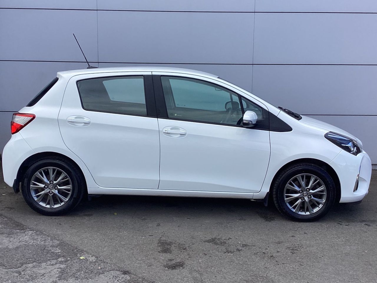 2017 TOYOTA YARIS 1.5 VVT-i Icon Hatchback 5dr Petrol Manual Euro 6 (111 ps) - vehicle photo 6 for sale on PureCar