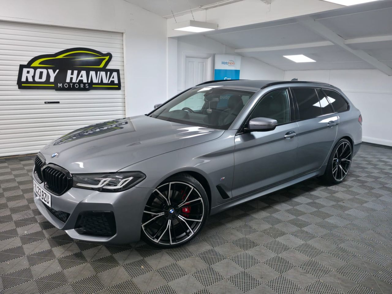 2023 BMW 5 SERIES 2.0 520d MHT M Sport Touring 5dr Diesel Hybrid Steptronic Euro 6 (s/s) (190 - vehicle photo 2 for sale on PureCar