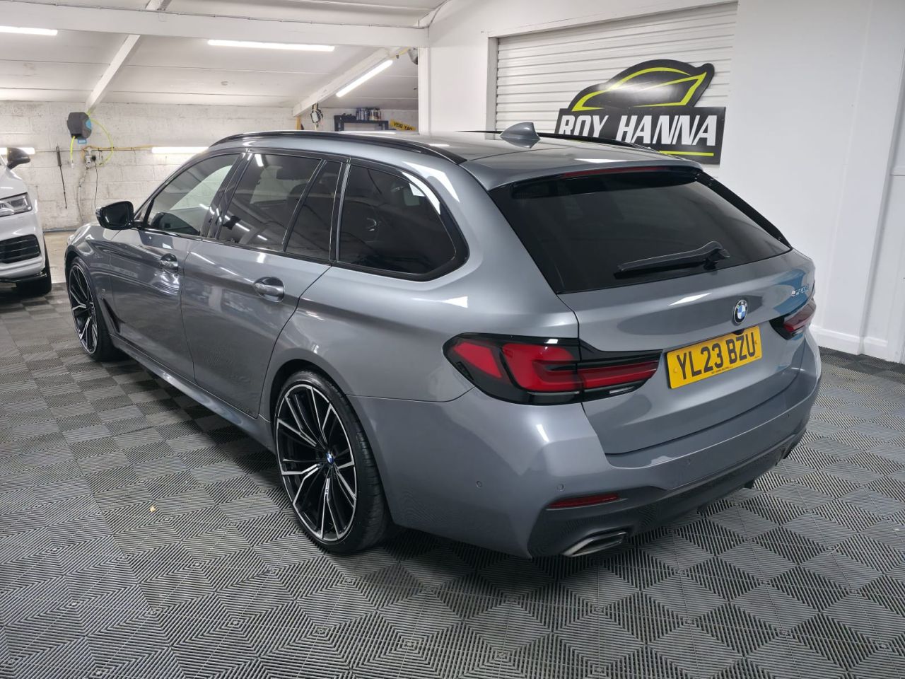 2023 BMW 5 SERIES 2.0 520d MHT M Sport Touring 5dr Diesel Hybrid Steptronic Euro 6 (s/s) (190 - vehicle photo 4 for sale on PureCar