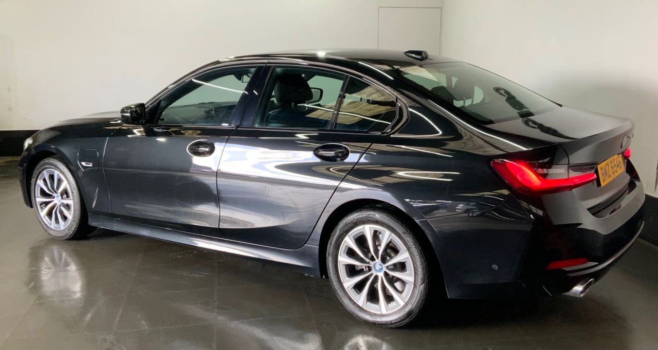 2023 BMW 3 SERIES 2.0 330e 12kWh Sport Saloon 4dr Petrol Plug-in Hybrid Auto Euro 6 (s/s) (29 - vehicle photo 4 for sale on PureCar