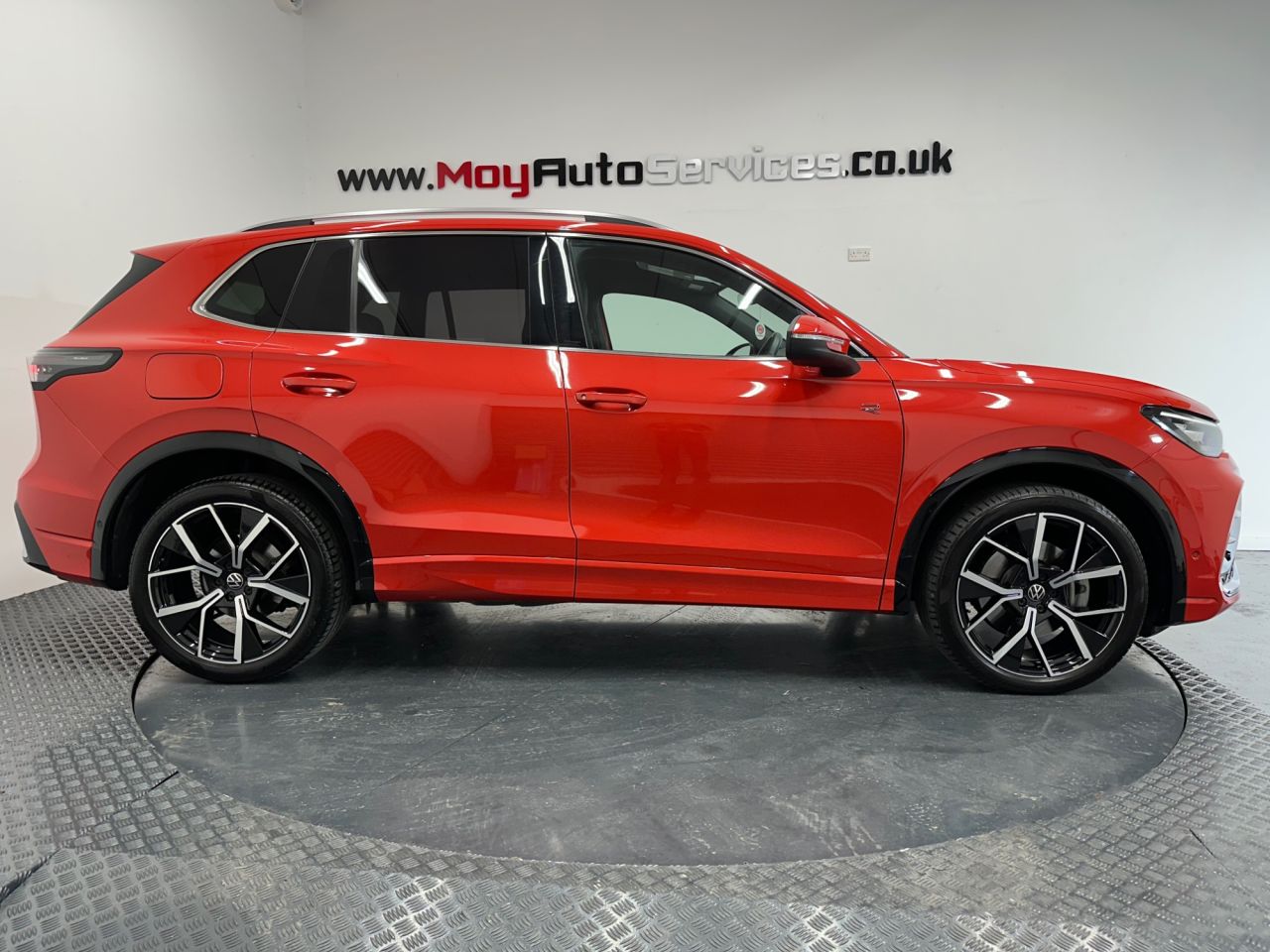 2025 VOLKSWAGEN TIGUAN 2.0 TDI R-Line SUV 5dr Diesel DSG Euro 6 (s/s) (150 ps) - vehicle photo 8 for sale on PureCar