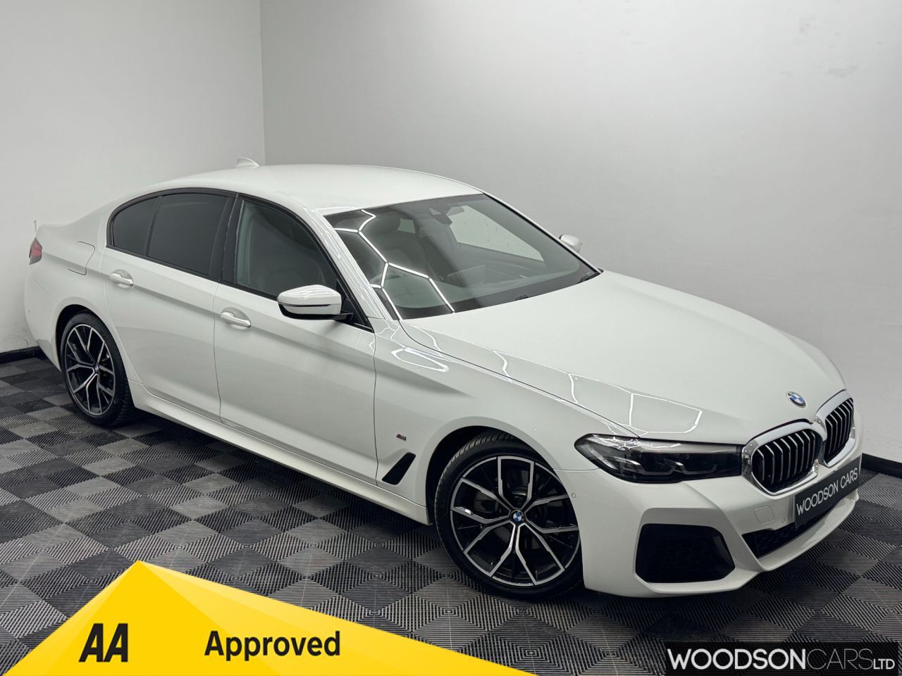 2022 BMW 5 Series — photo 1 of 5