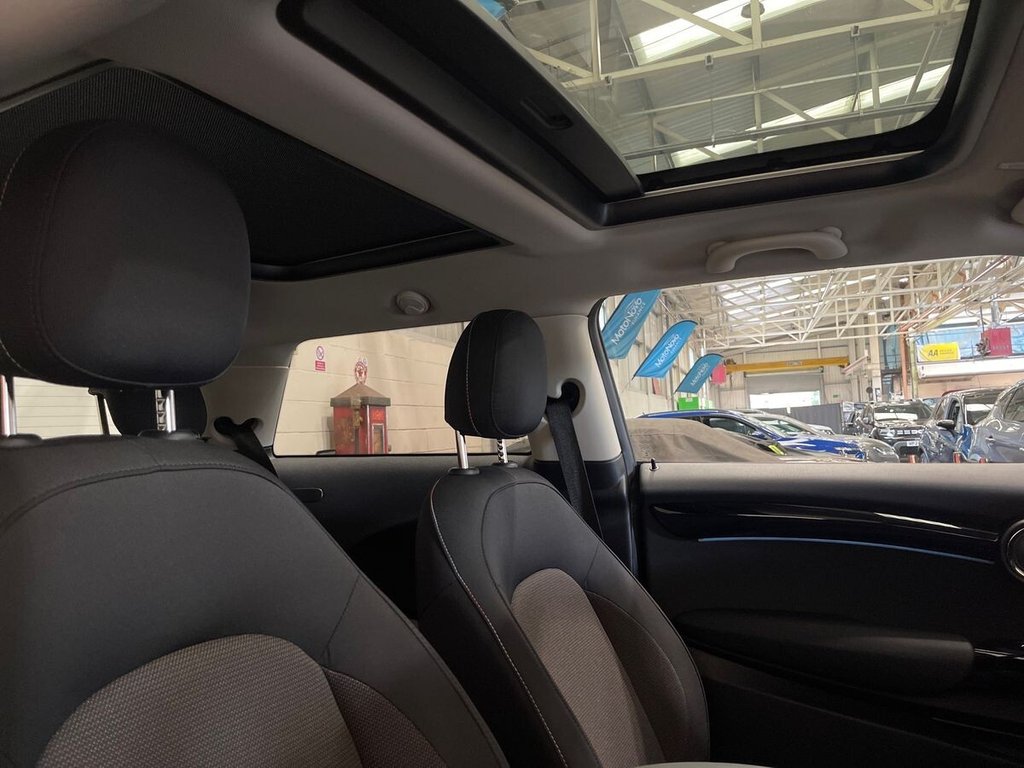 2022 MINI Hatch — image 12