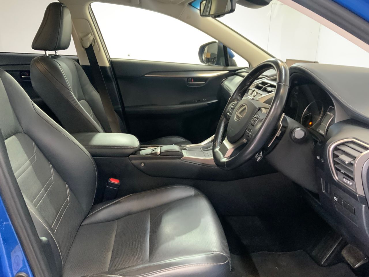 2018 LEXUS NX 2.5 300h Luxury SUV 5dr Petrol Hybrid E-CVT 4WD Euro 6 (s/s) (197 ps) - vehicle photo 17 for sale on PureCar