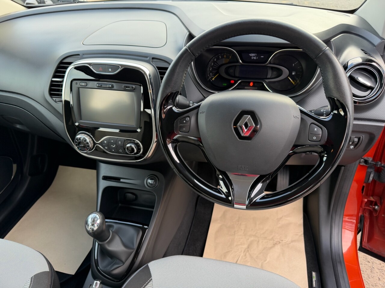 2014 RENAULT CAPTUR 0.9 TCe ENERGY Dynamique MediaNav SUV 5dr Petrol Manual Euro 5 (s/s) (90 ps - vehicle photo 17 for sale on PureCar