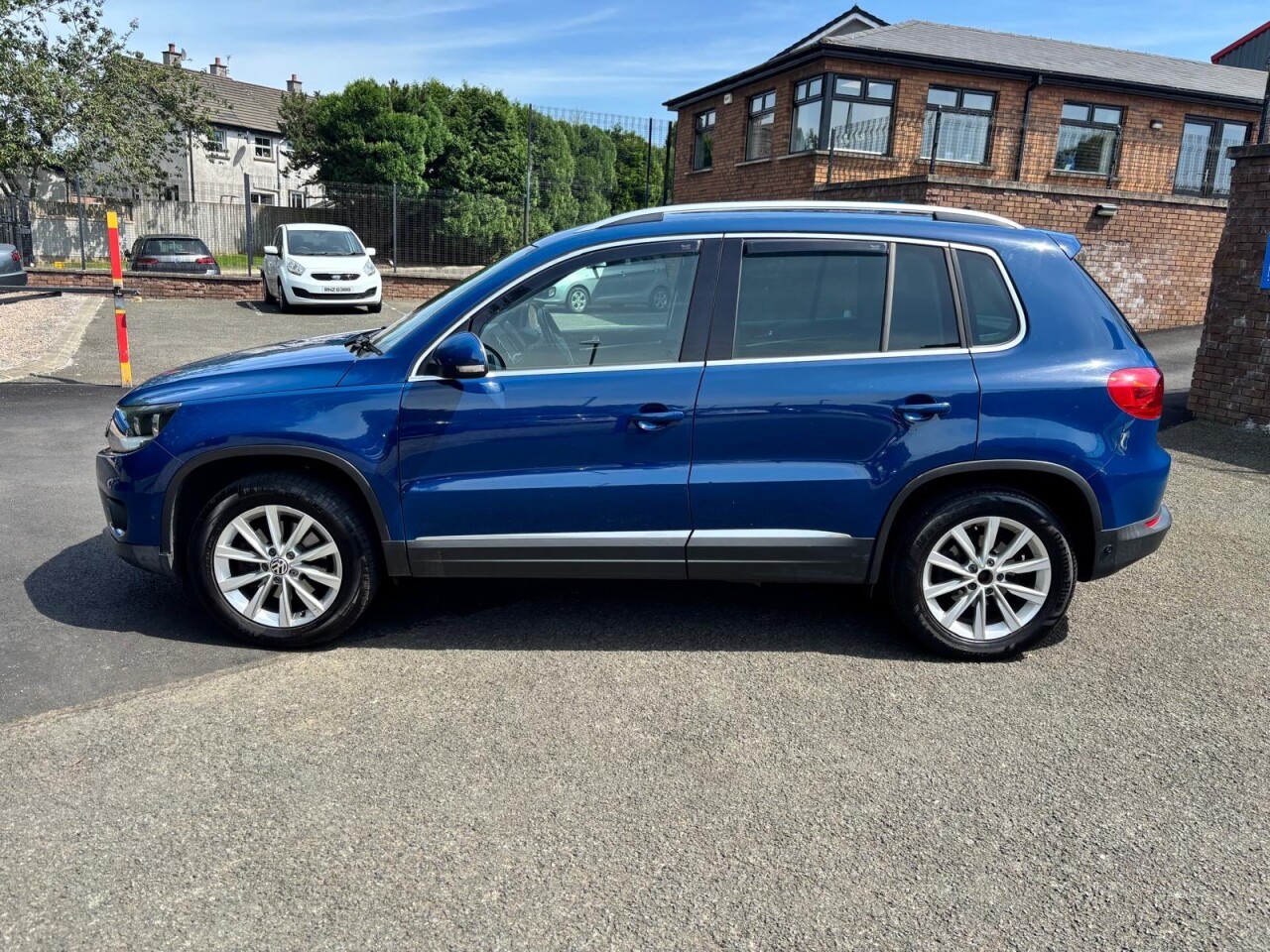 2012 VOLKSWAGEN TIGUAN 2.0 TDI BlueMotion Tech SE SUV 5dr Diesel Manual 4WD Euro 5 (s/s) (140 ps) - vehicle photo 4 for sale on PureCar