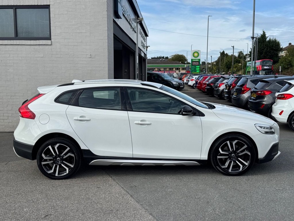 2019 Volvo V40 Cross Country — image 2