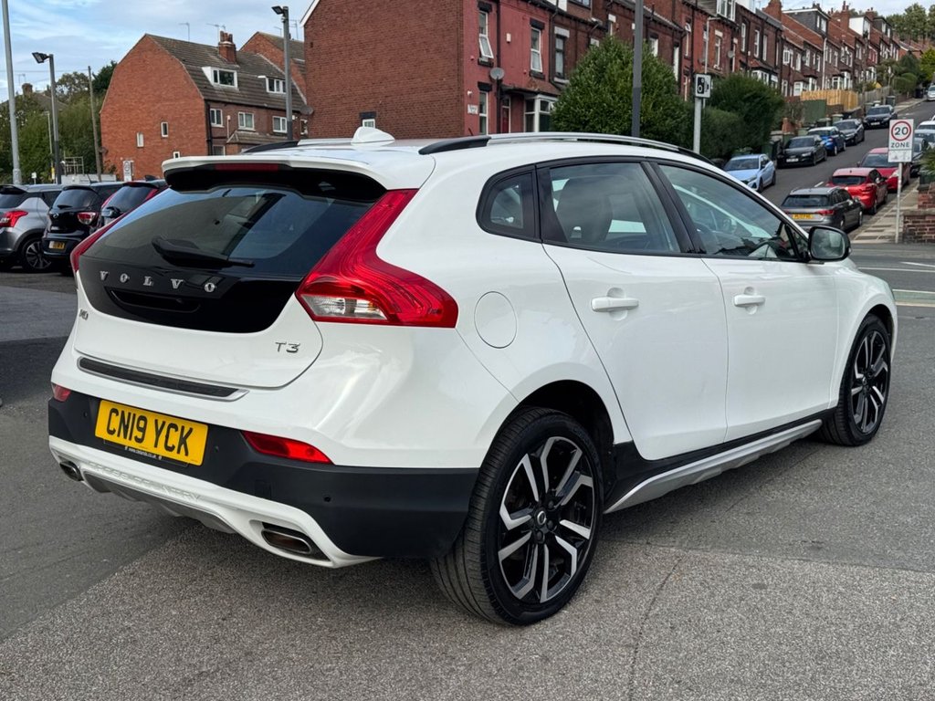 2019 Volvo V40 Cross Country — image 3