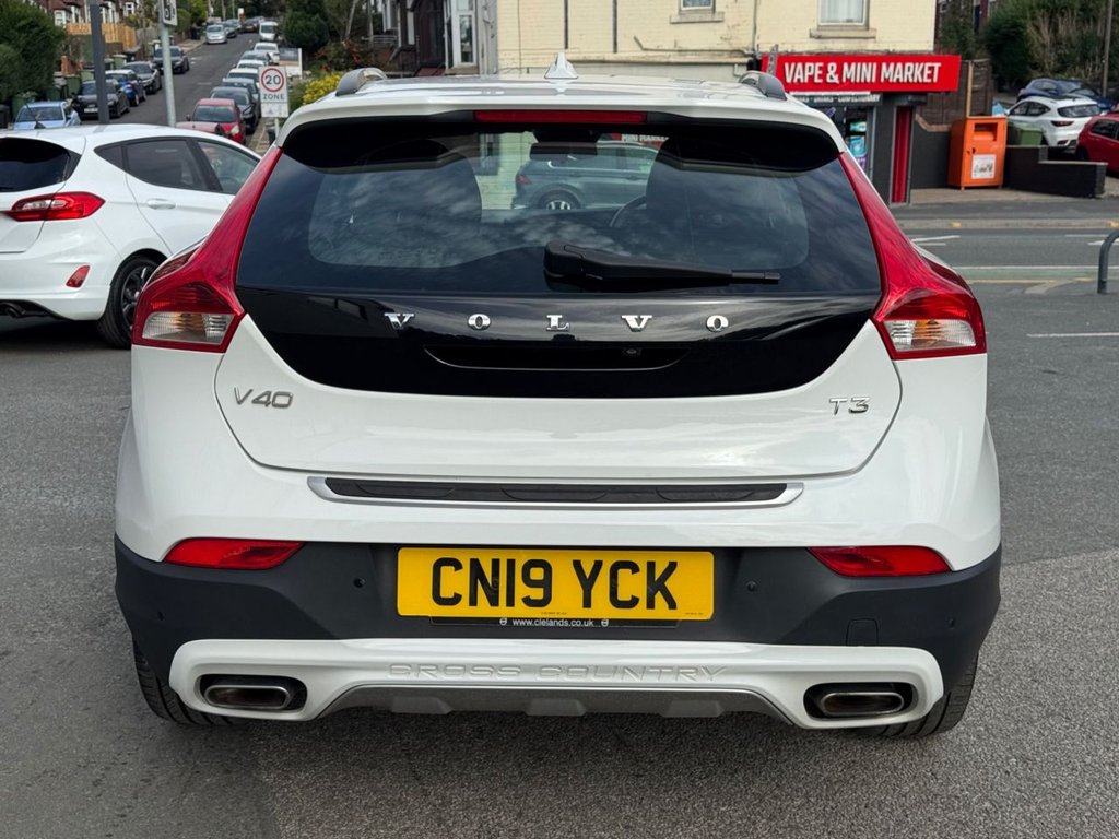 2019 Volvo V40 Cross Country — image 4