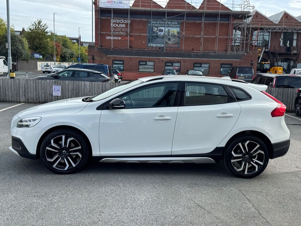 2019 Volvo V40 Cross Country — image 6