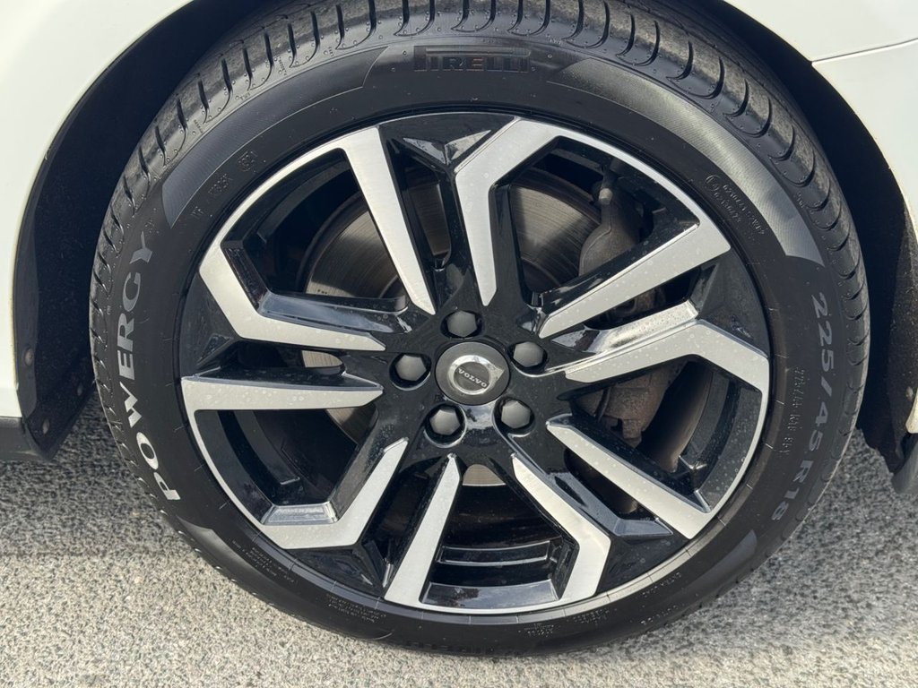 2019 Volvo V40 Cross Country — image 14