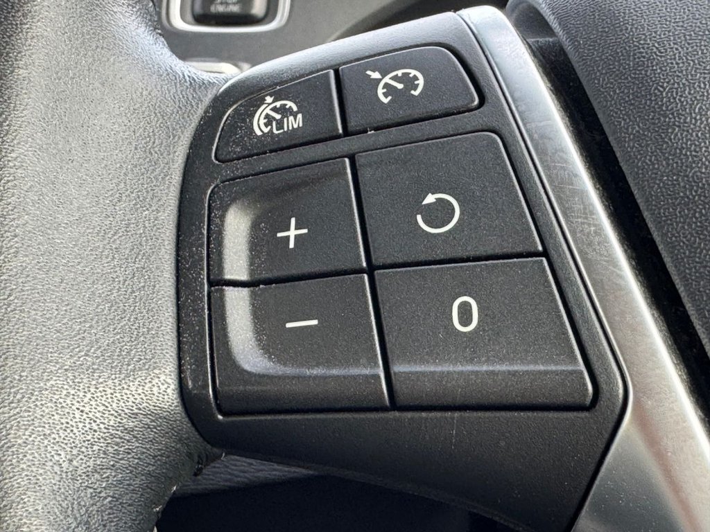 2019 Volvo V40 Cross Country — image 25