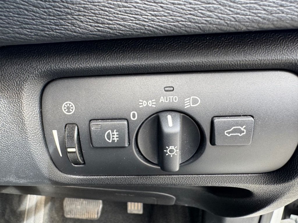 2019 Volvo V40 Cross Country — image 31