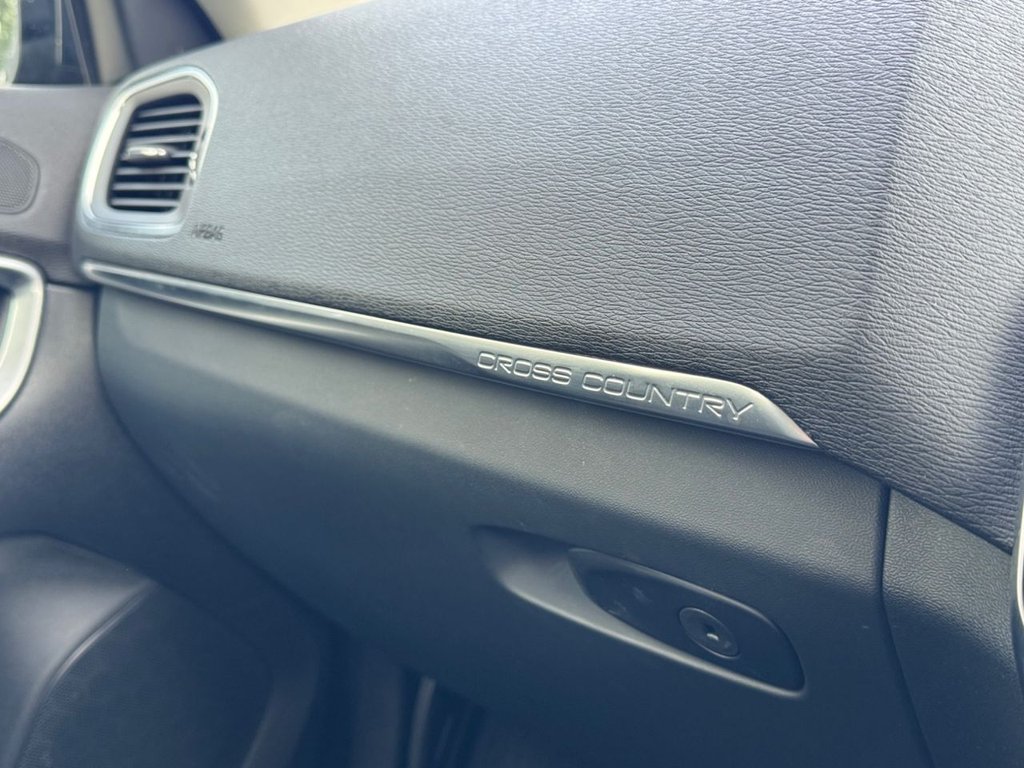 2019 Volvo V40 Cross Country — image 32