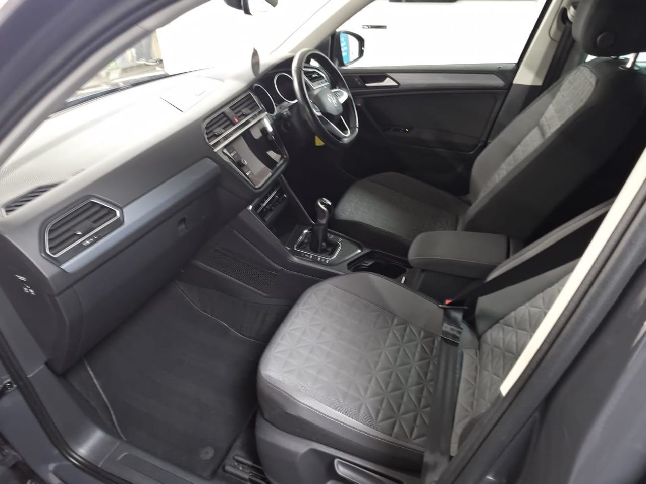 2022 VOLKSWAGEN TIGUAN 1.5 TSI Life SUV 5dr Petrol Manual Euro 6 (s/s) (150 ps) 1 Owner - Sensors - vehicle photo 12 for sale on PureCar