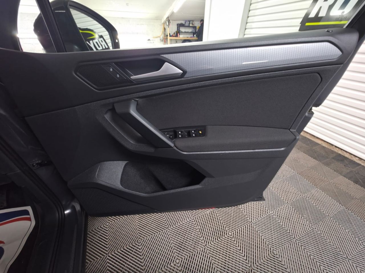 2022 VOLKSWAGEN TIGUAN 1.5 TSI Life SUV 5dr Petrol Manual Euro 6 (s/s) (150 ps) 1 Owner - Sensors - vehicle photo 21 for sale on PureCar