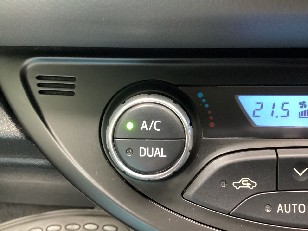 2018 TOYOTA YARIS 1.5 VVT-h Icon Tech Hatchback 5dr Petrol Hybrid E-CVT Euro 6 (s/s) (100 ps) - vehicle photo 23 for sale on PureCar