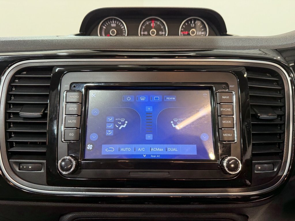 2014 Volkswagen Beetle — image 9