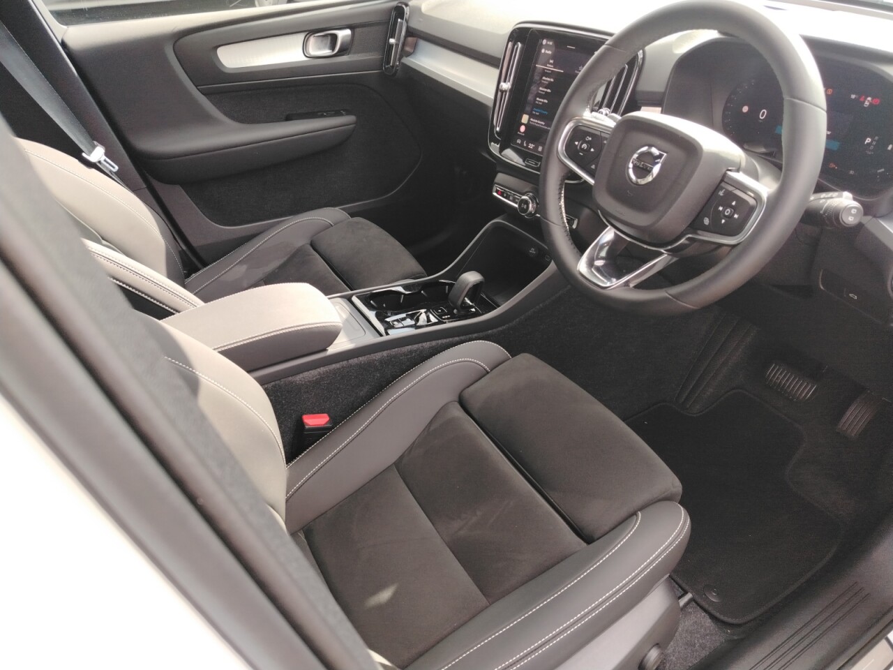 2026 VOLVO XC40 2.0 B4 MHEV Plus Black Edition SUV 5dr Petrol Hybrid DCT Auto Euro 6 (s/s) - vehicle photo 11 for sale on PureCar