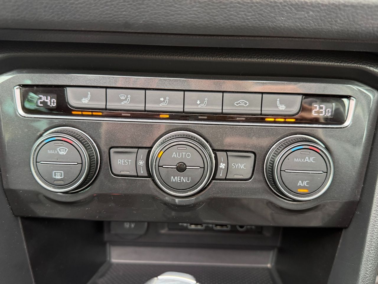 2018 VOLKSWAGEN TIGUAN 2.0 TDI SEL SUV 5dr Diesel DSG Euro 6 (s/s) (150 ps) - vehicle photo 14 for sale on PureCar
