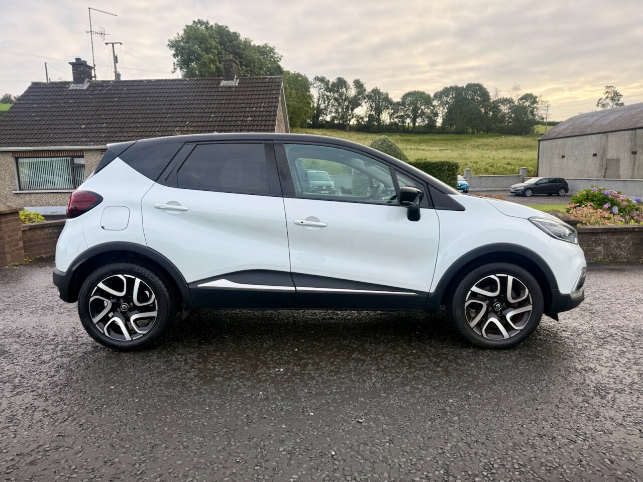 2019 RENAULT CAPTUR 1.3 TCe ENERGY Iconic SUV 5dr Petrol Manual (LOW MILES) - vehicle photo 2 for sale on PureCar