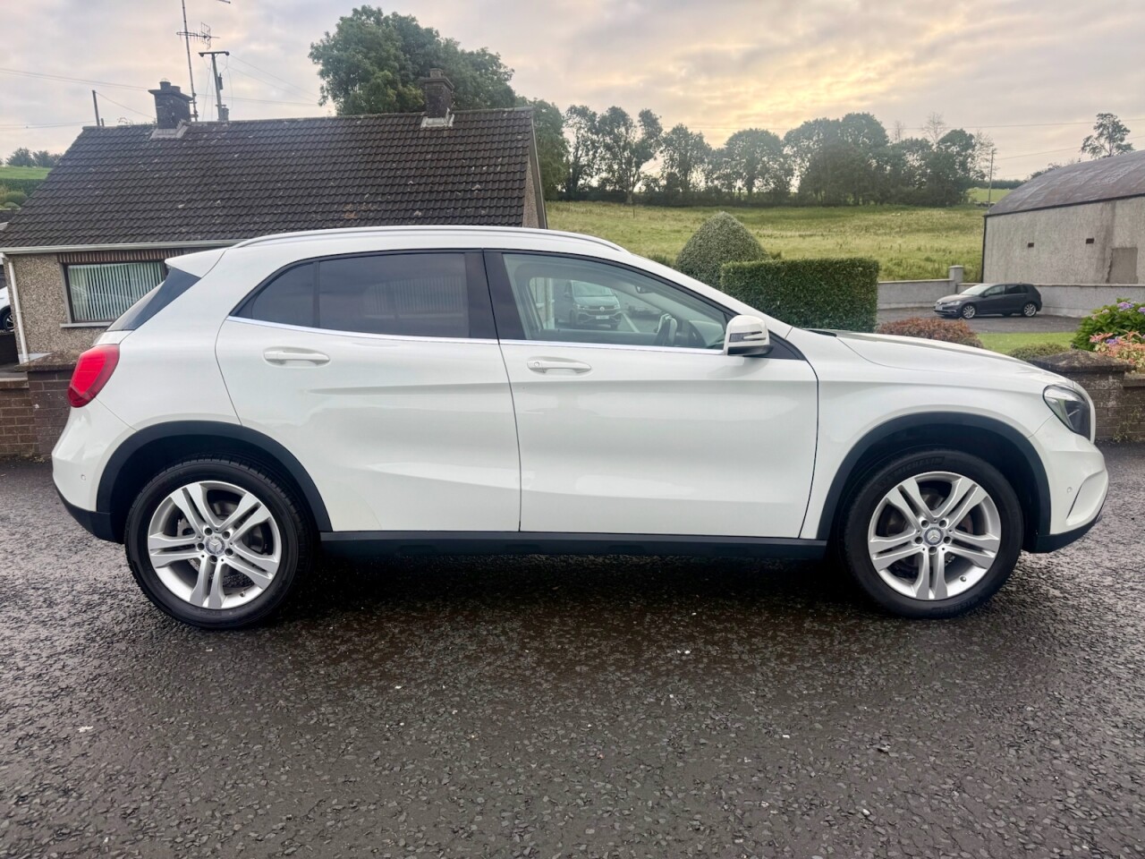2017 MERCEDES GLA 2.1 GLA200d Sport (Executive) SUV Diesel (LOW MILES) - vehicle photo 2 for sale on PureCar