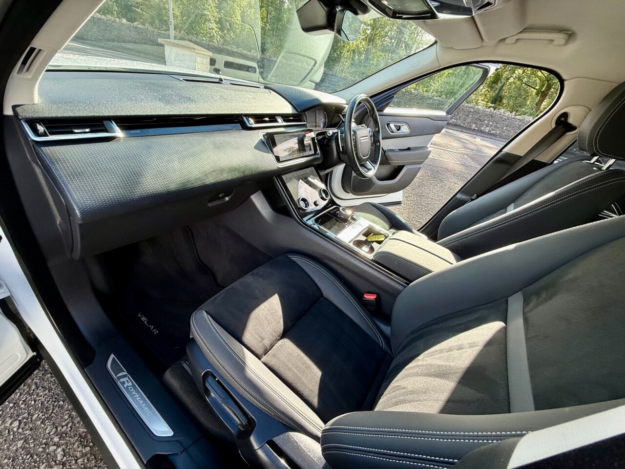 2019 LAND ROVER RANGE ROVER VELAR 2.0 D180 R-Dynamic SUV 5dr Diesel Auto 4WD Euro 6 (s/s) (180 ps) - vehicle photo 9 for sale on PureCar