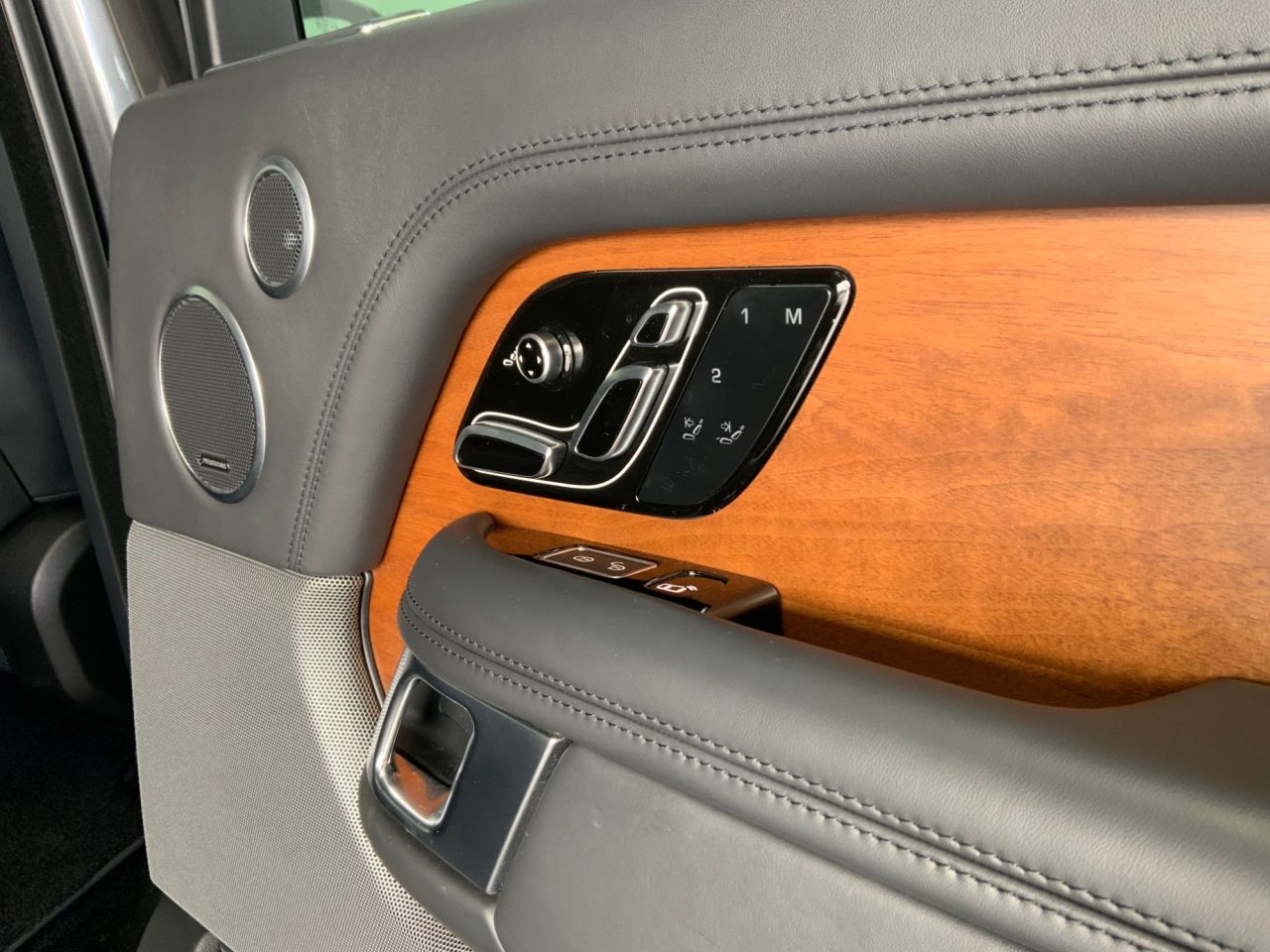 2018 LAND ROVER RANGE ROVER 4.4 SD V8 Autobiography SUV 5dr Diesel Auto 4WD Euro 6 (s/s) (339 ps) - vehicle photo 25 for sale on PureCar
