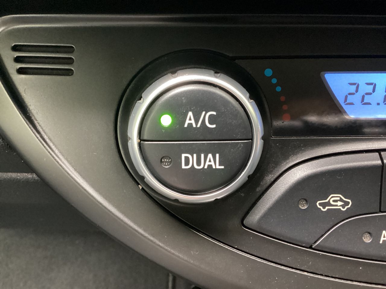 2019 TOYOTA YARIS 1.5 VVT-h Icon Hatchback 5dr Petrol Hybrid E-CVT Euro 6 (s/s) (100 ps) - vehicle photo 22 for sale on PureCar