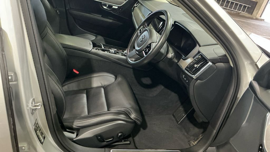 2021 Volvo S90 — image 3