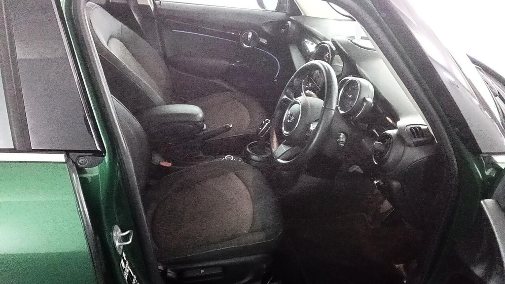 2022 MINI Hatch — image 8