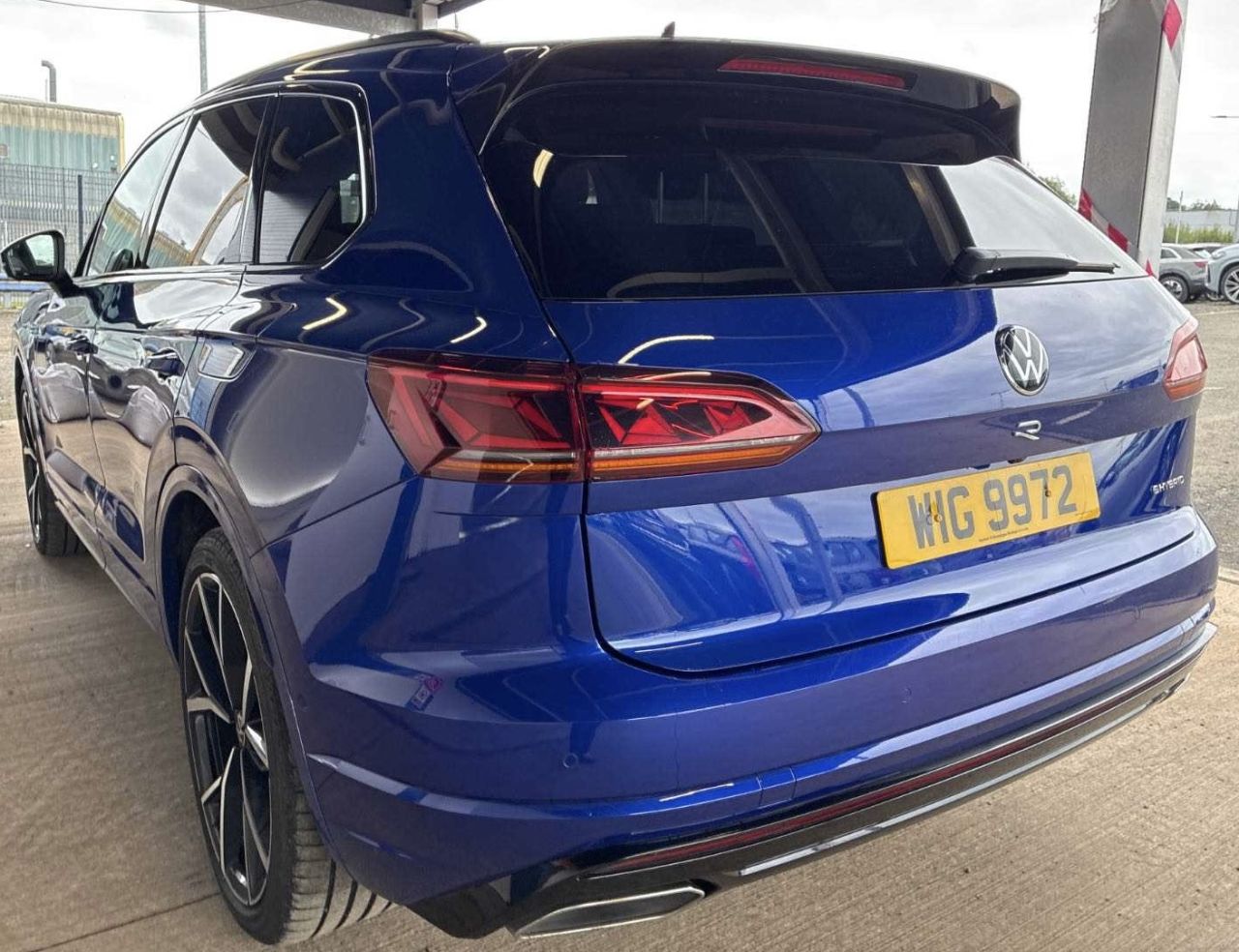 2023 VOLKSWAGEN TOUAREG 3.0 V6 TSI eHybrid 14.3kWh R SUV 5dr Petrol Plug-in Hybrid Tiptronic 4Motio - vehicle photo 3 for sale on PureCar