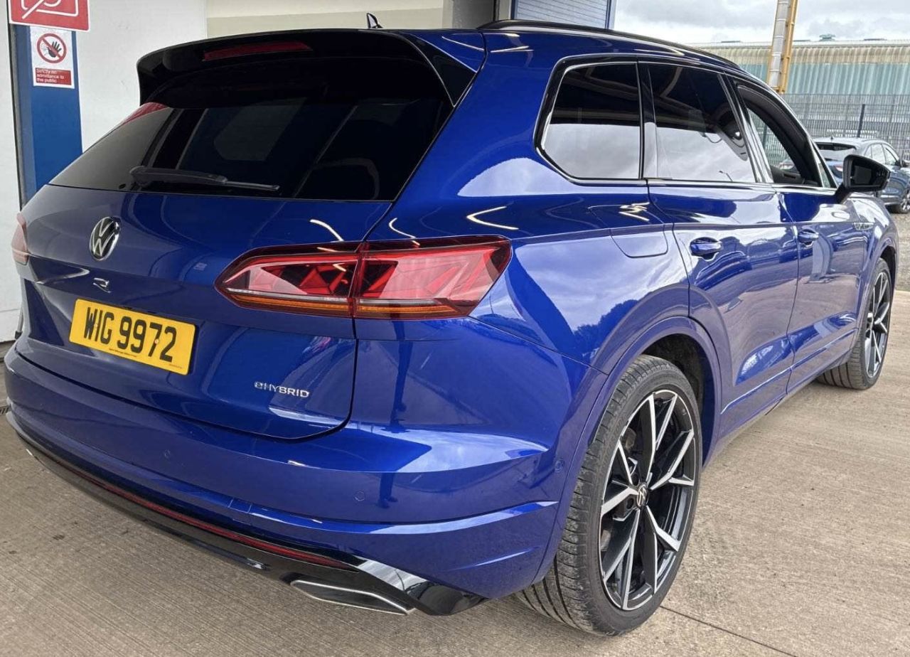2023 VOLKSWAGEN TOUAREG 3.0 V6 TSI eHybrid 14.3kWh R SUV 5dr Petrol Plug-in Hybrid Tiptronic 4Motio - vehicle photo 4 for sale on PureCar