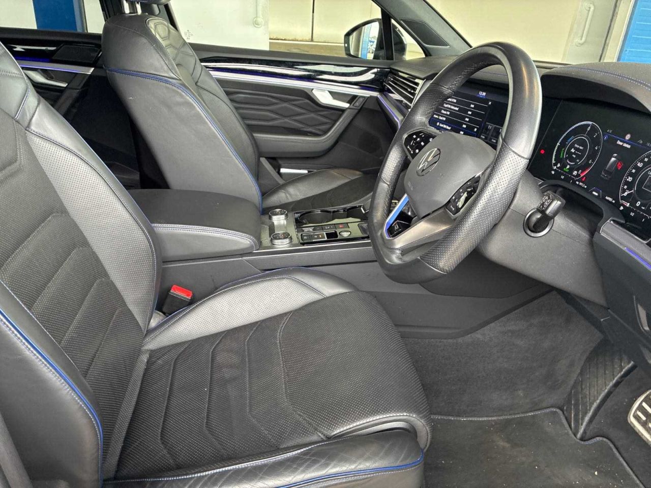 2023 VOLKSWAGEN TOUAREG 3.0 V6 TSI eHybrid 14.3kWh R SUV 5dr Petrol Plug-in Hybrid Tiptronic 4Motio - vehicle photo 5 for sale on PureCar