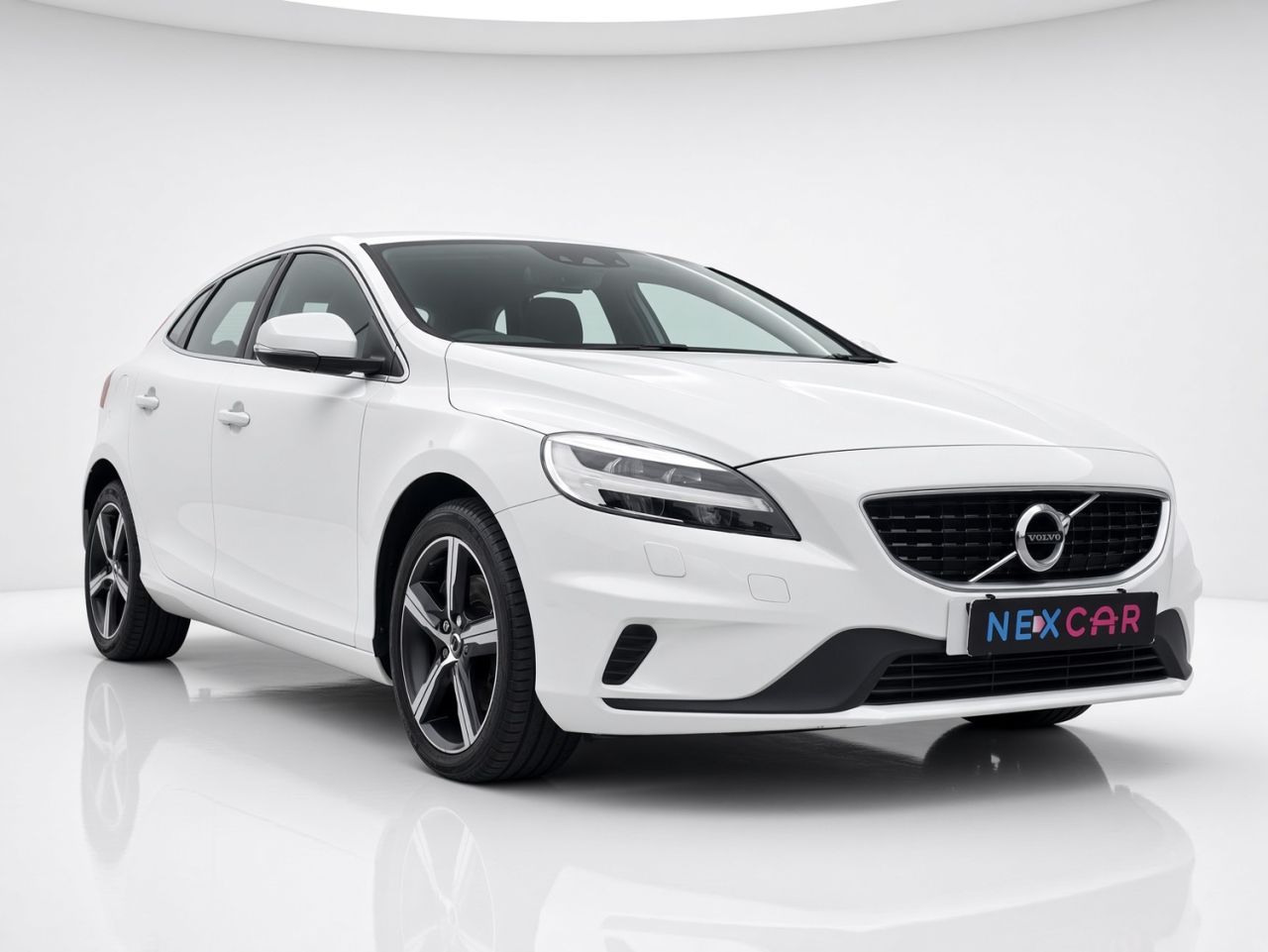 2018 VOLVO V40 2.0 T2 GPF R-Design Nav Plus Hatchback 5dr Petrol Manual Euro 6 (s/s) (122 ps)