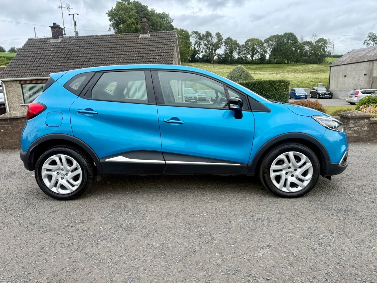 2017 RENAULT CAPTUR 1.5 dCi Dynamique Nav Diesel (AUTOMATIC ONLY 30000 MILES) - vehicle photo 2 for sale on PureCar