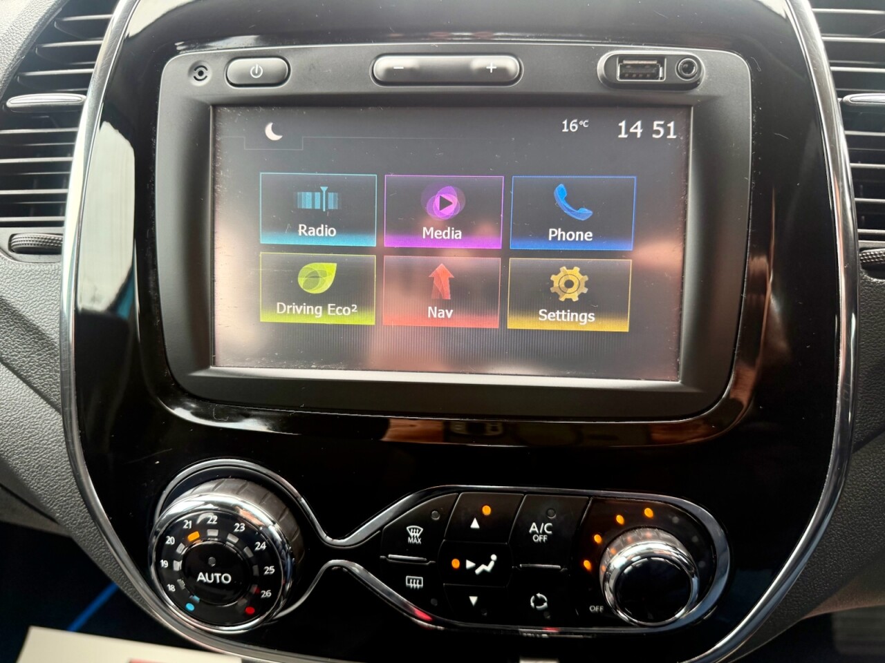 2017 RENAULT CAPTUR 1.5 dCi Dynamique Nav Diesel (AUTOMATIC ONLY 30000 MILES) - vehicle photo 11 for sale on PureCar