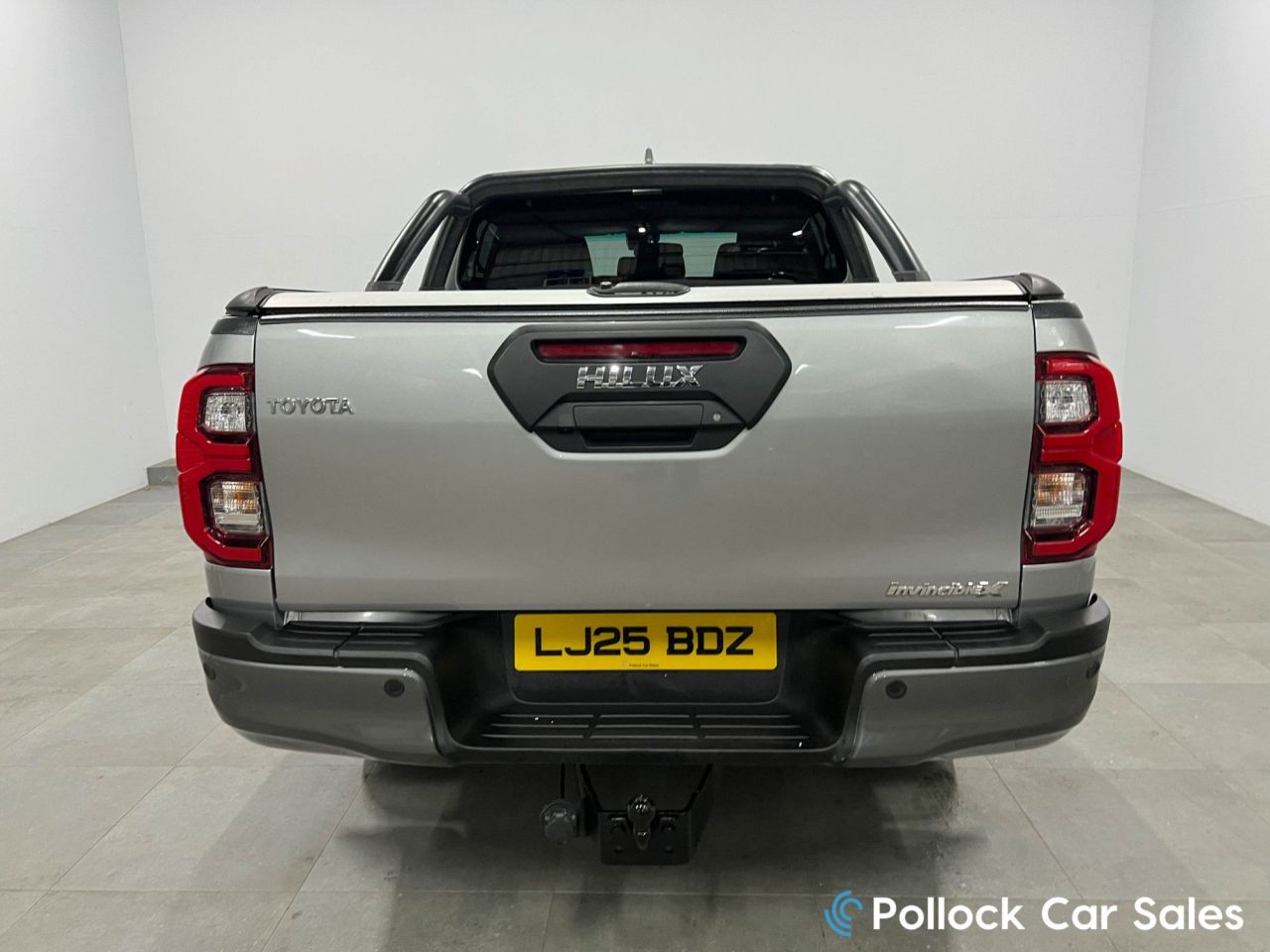 2025 TOYOTA HILUX 2.8 D-4D-h Invincible X Pickup 4dr Diesel Hybrid Auto 4WD Euro 6 (204 ps) C - vehicle photo 16 for sale on PureCar