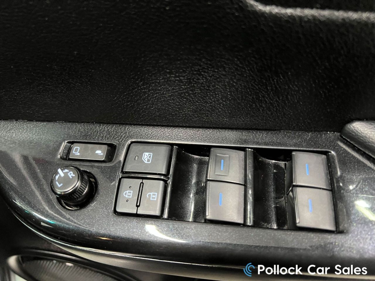 2025 TOYOTA HILUX 2.8 D-4D-h Invincible X Pickup 4dr Diesel Hybrid Auto 4WD Euro 6 (204 ps) C - vehicle photo 28 for sale on PureCar