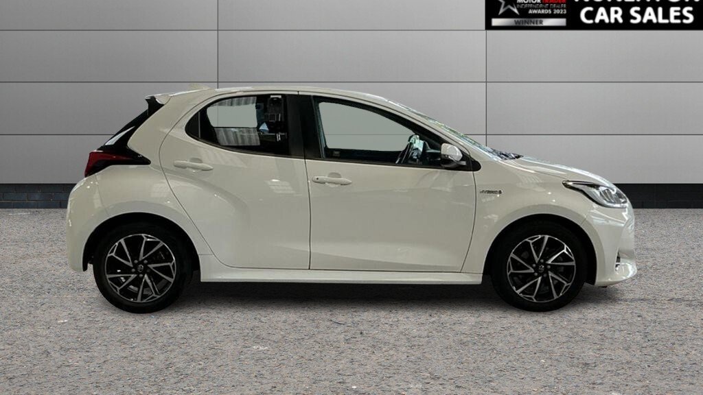 2021 Toyota Yaris — image 2