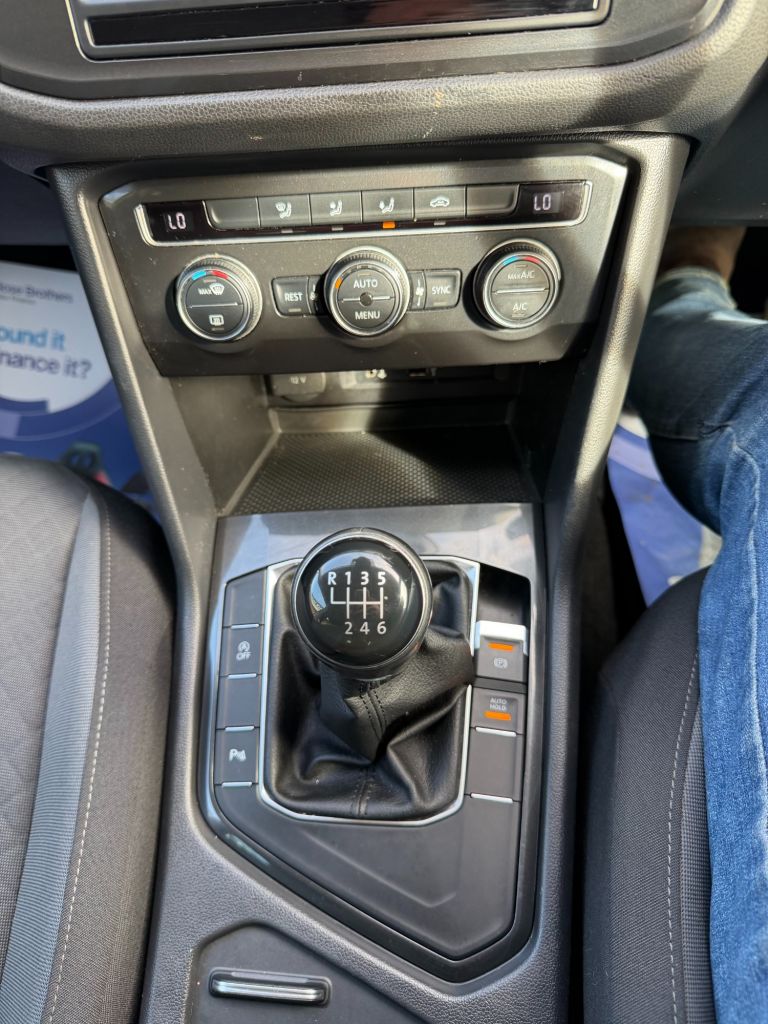 2017 VOLKSWAGEN TIGUAN 2.0 TDI BlueMotion Tech SE Navigation SUV 5dr Diesel Manual Euro 6 (s/s) (1 - vehicle photo 12 for sale on PureCar