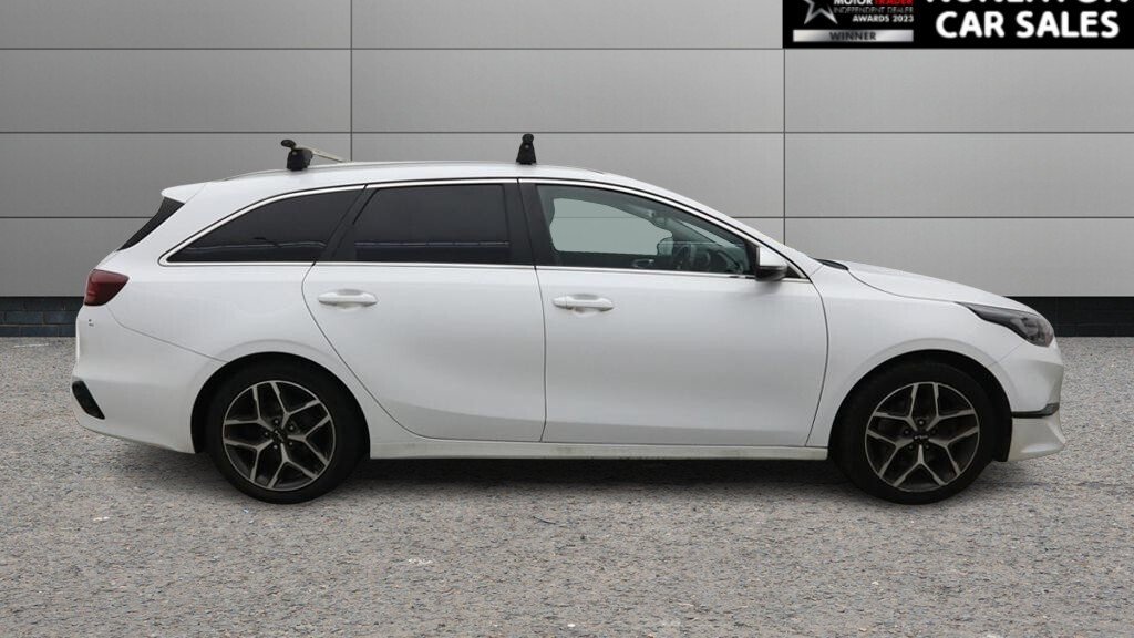 2023 Kia Ceed — image 2