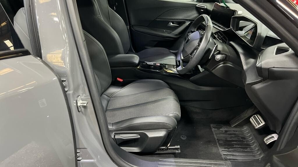 2023 Peugeot 2008 — image 4