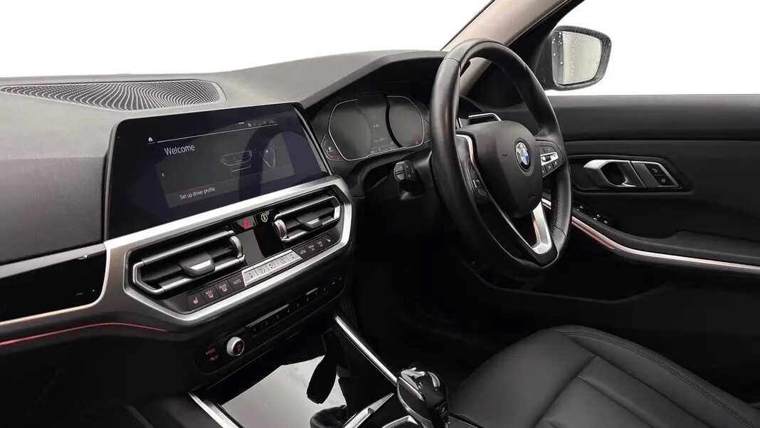 2021 BMW 3 SERIES 2.0 318d MHT SE Touring 5dr Diesel Hybrid Auto Euro 6 (s/s) (150 ps) - vehicle photo 2 for sale on PureCar