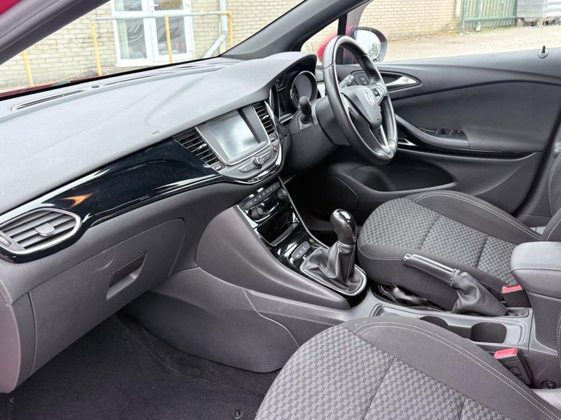 2017 Vauxhall Astra in red — photo 16 of 24