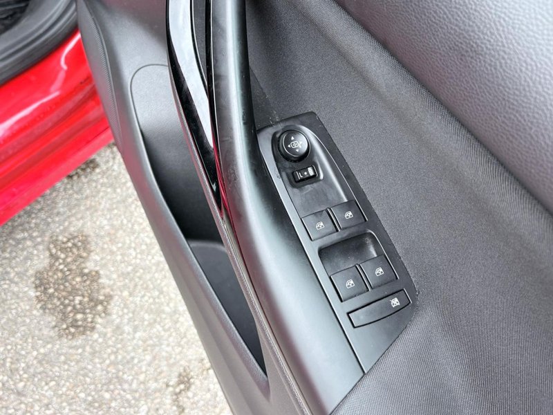 2017 Vauxhall Astra in red — photo 17 of 24