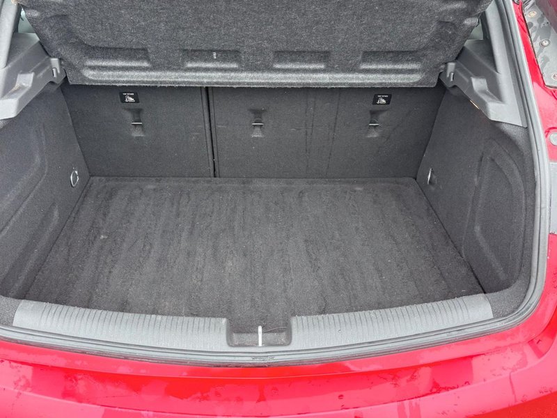 2017 Vauxhall Astra in red — photo 20 of 24