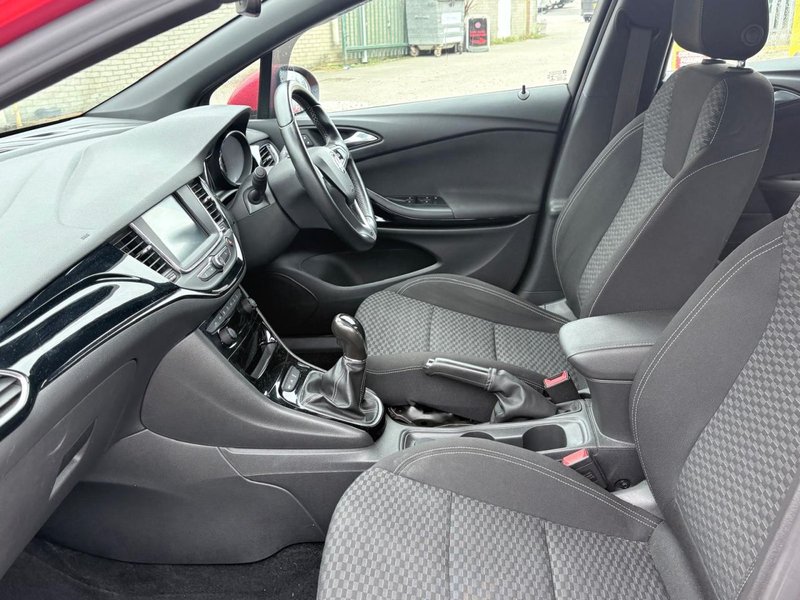 2017 Vauxhall Astra in red — photo 15 of 24